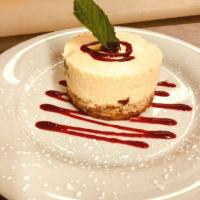 Postre casero con frambuesas frescas, galleta, nata 