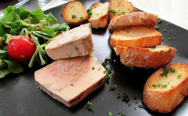 Le Foie gras mi-cuit maison servi avec ses toasts grillés