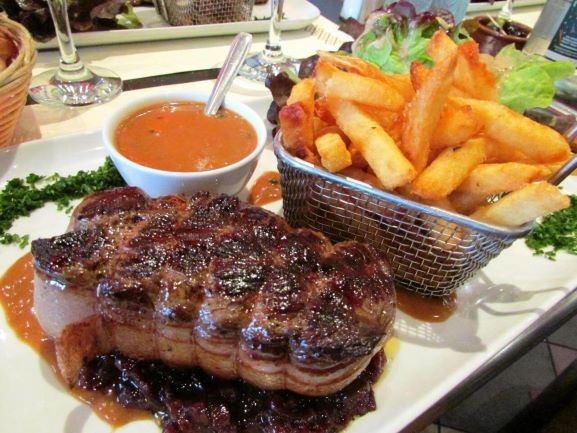 Le petit rôti de boeuf sauce au poivre et frites faites maison