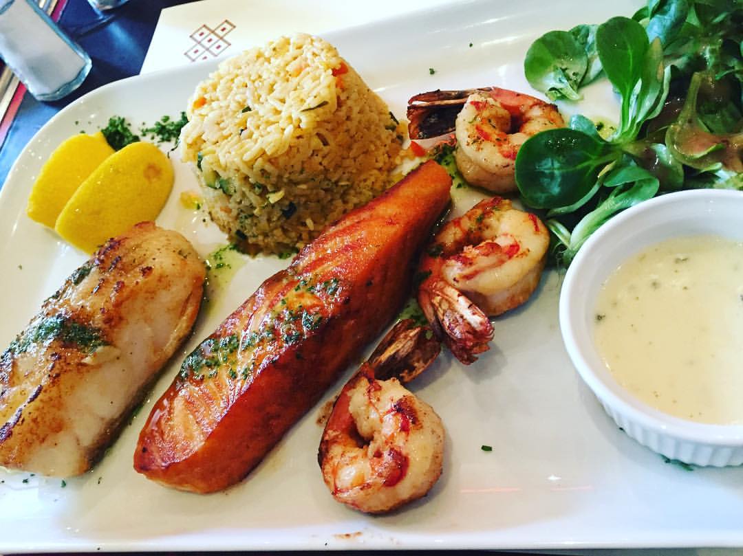 Parillada del oceano, y arroz sazonado