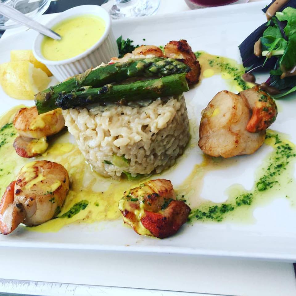 Vieiras salteadas y su  risotto de espárragos verdes