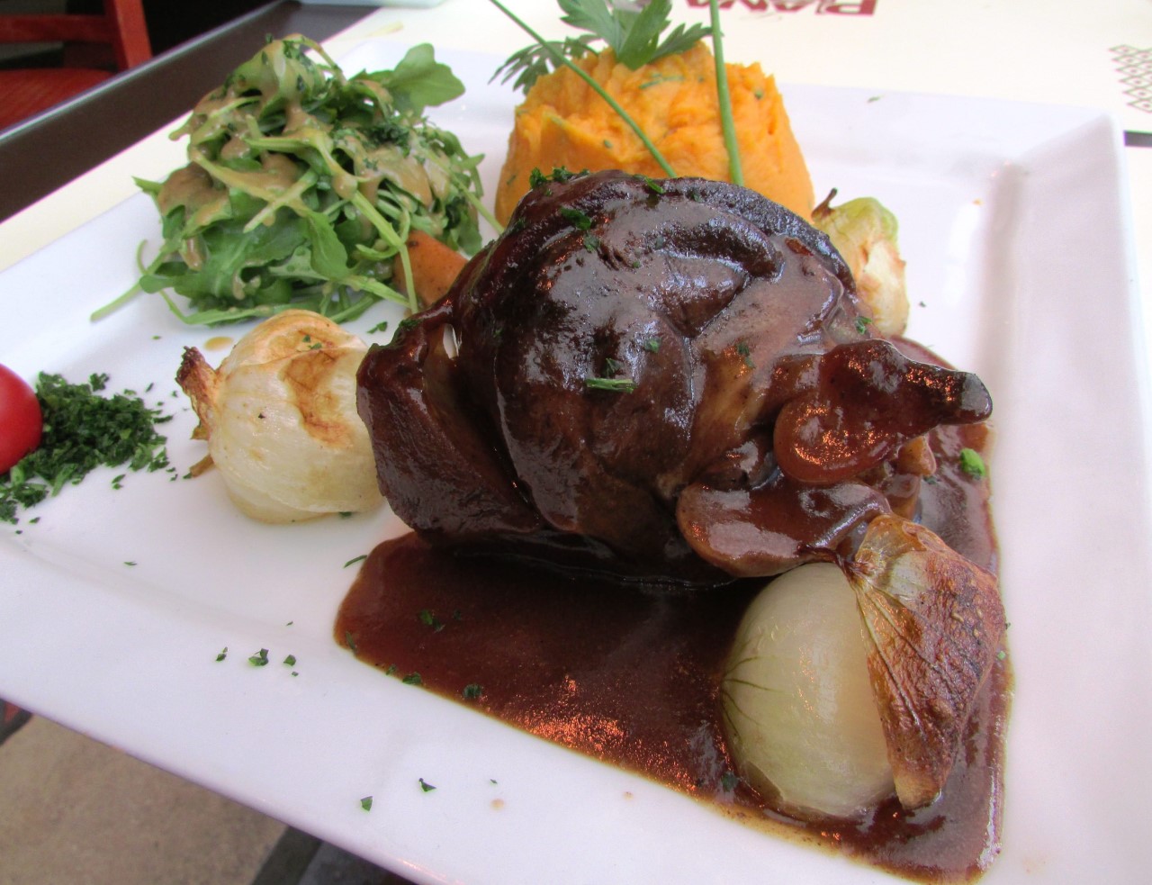 Souris d'agneau confite au vin vieux