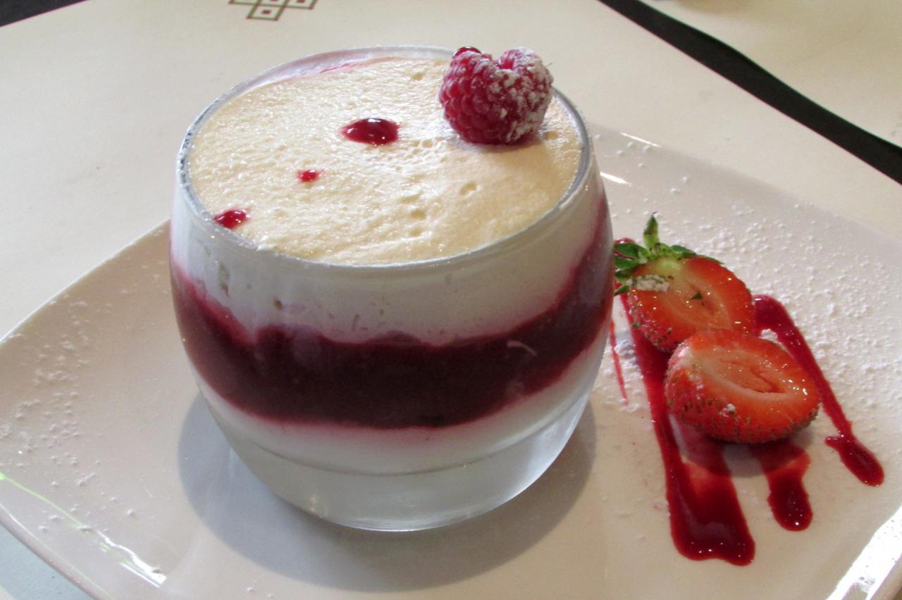 Restaurant Le Plana - Bordeaux -Homemade tiramisu with berries