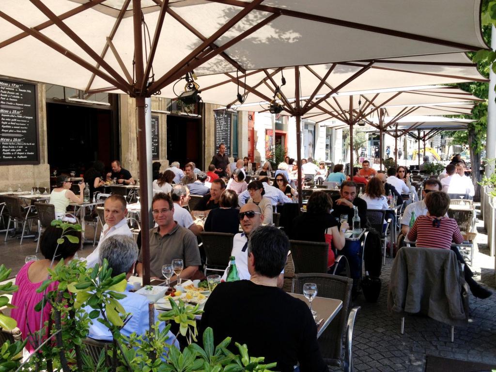 Terrasse ensoleillée protégée par les parasols Le Plana